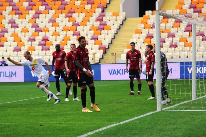 Süper Lig: Yeni Malatyaspor: 1 - Gençlerbirliği: 1 (İlk Yarı)

