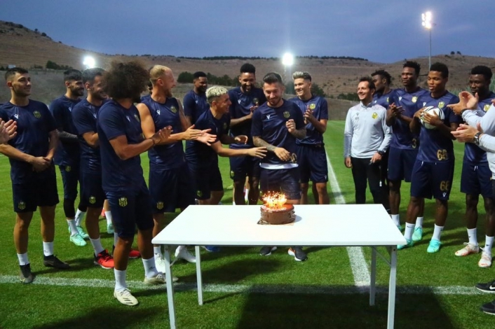 Takım arkadaşlarından Adem Büyük´e doğum günü kutlaması
