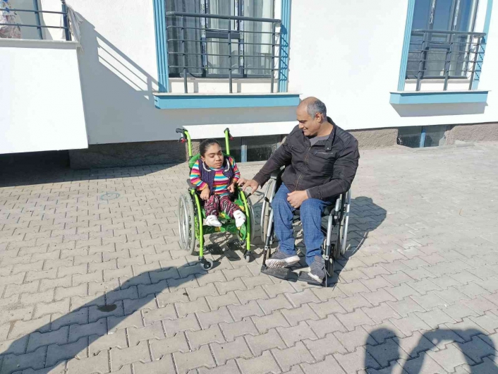 Tekerlekli sandalyesi çalınan genç kıza dernekten sevindiren hediye
