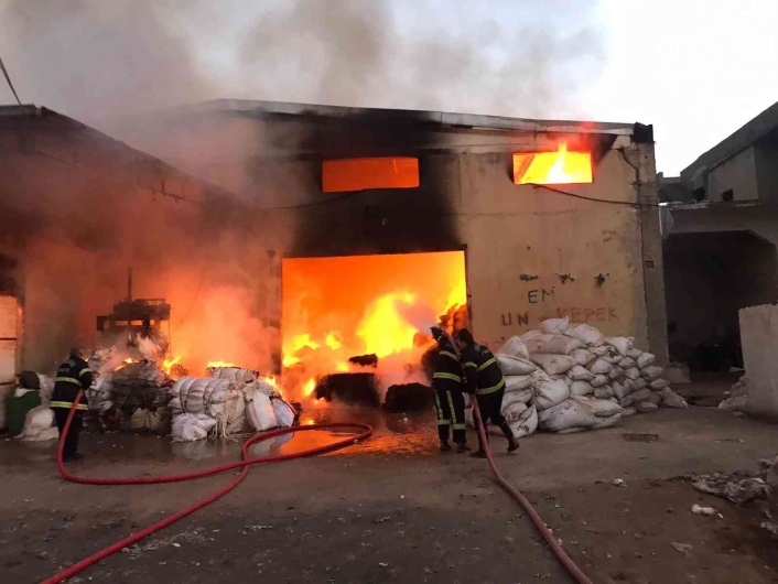 Tekstil fabrikasının deposunda çıkan yangın söndürüldü
