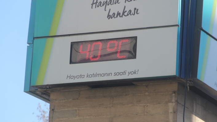 Termometrelerin 40 dereceyi gösterdiği Elazığ´da vatandaşlar gölgeliklere koştu
