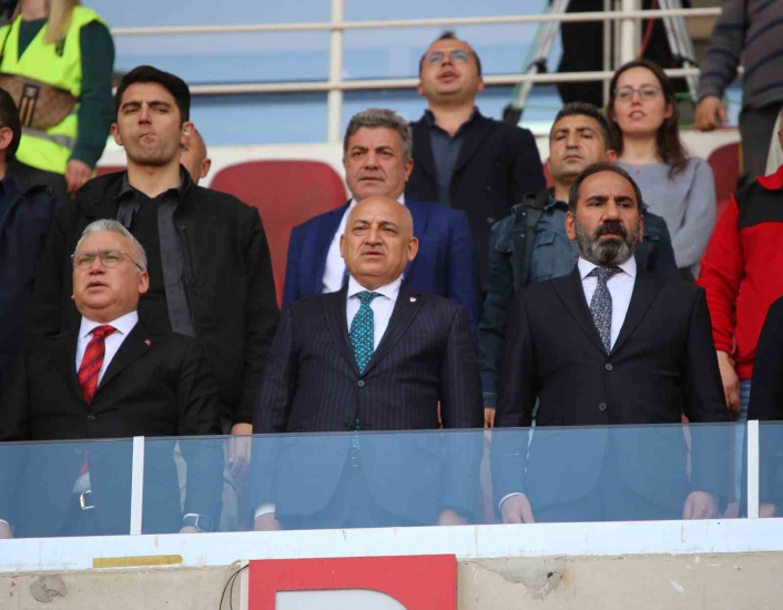 TFF Başkanı Büyükekşi Sivasspor-Kasımpaşa maçını izledi
