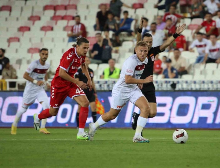 Trendyol Süper Lig: EY Sivasspor: 1 - Y. Samsunspor: 0 (İlk yarı)
