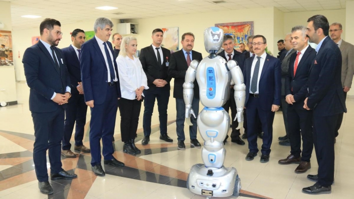 Turgut Özal Tıp Merkezi´nde yapay zekalı robotlar iş başında
