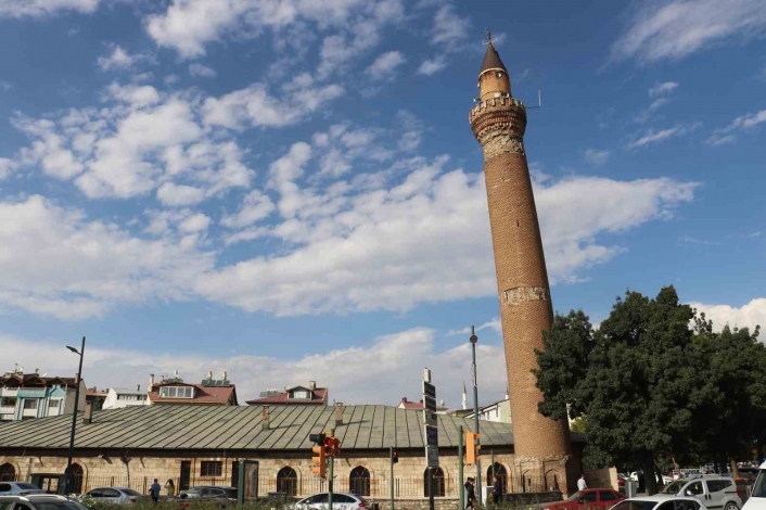 Türk ve İtalyan bilim adamları eğri minare için devrede
