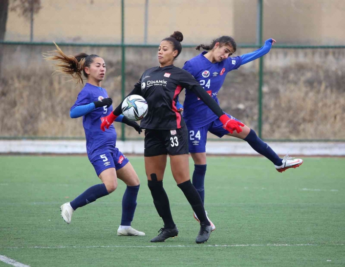 Turkcell Kadın Futbol Süper Ligi: Sivasspor: 1 - Hakkarigücüspor: 4
