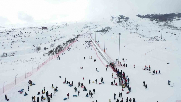 Türkiyenin en ekonomik kayak merkezi, vatandaşların akınına uğradı
