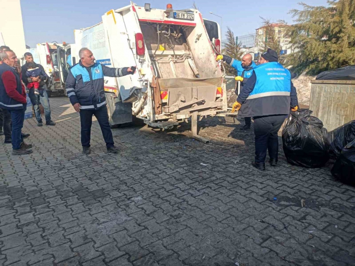 Tuşba Belediyesi deprem bölgesinde temizlik çalışması yapıyor
