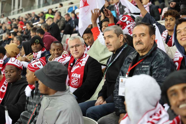 Uluslararası öğrenciler, Sivasspor-Cluj maçına renk kattı
