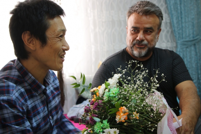 Ünlü sanatçı Bülent Serttaş, Elazığlı ailenin evinde misafir ettiği Japon turisti ziyaret etti
