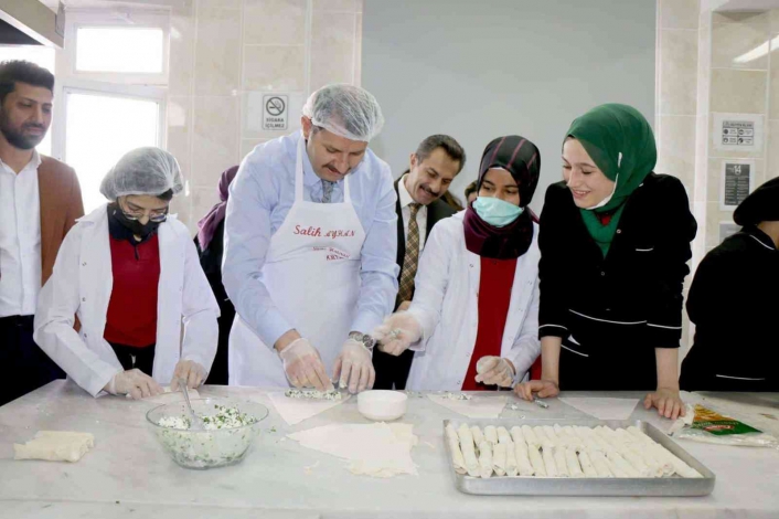 Vali Ayhan, öğrencilerle börek yaptı
