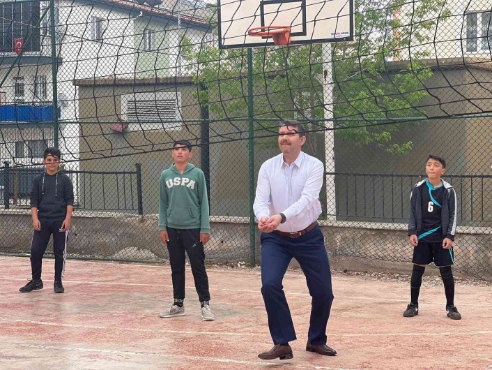 Vali Ayhan öğrencilerle voleybol oynadı
