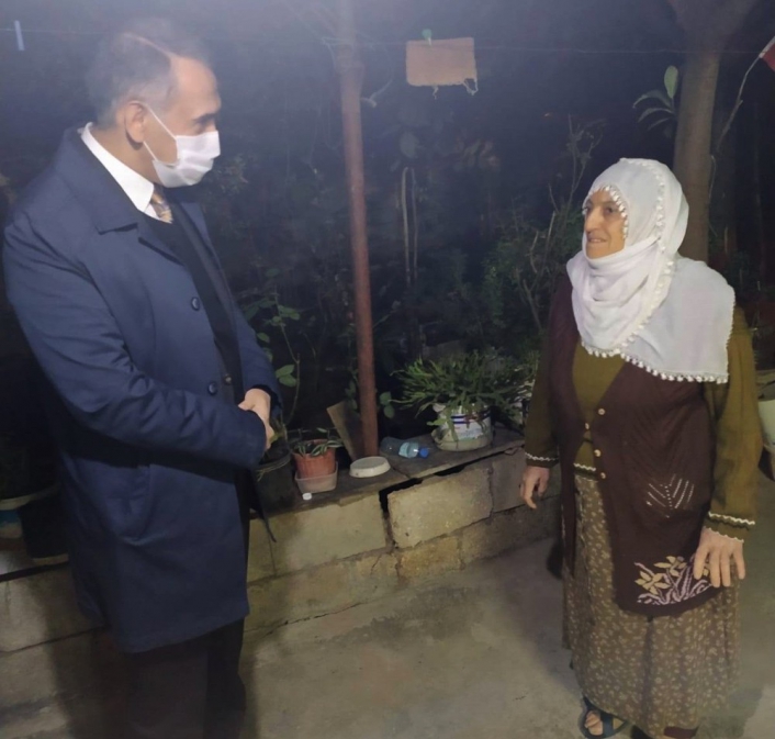 Vali Çuhadar, evi yıkılmak üzere olan anneyi ziyaret etti
