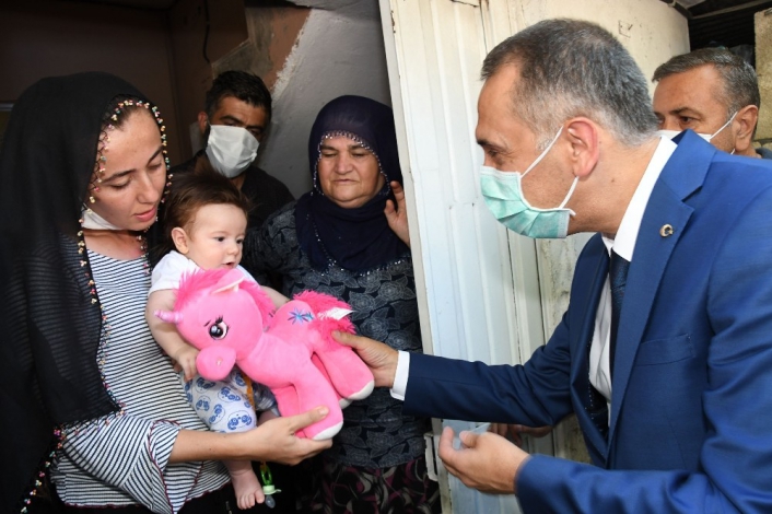 Vali Mahmut Çuhadar ve il protokolünden şehit ailelerine bayram ziyareti
