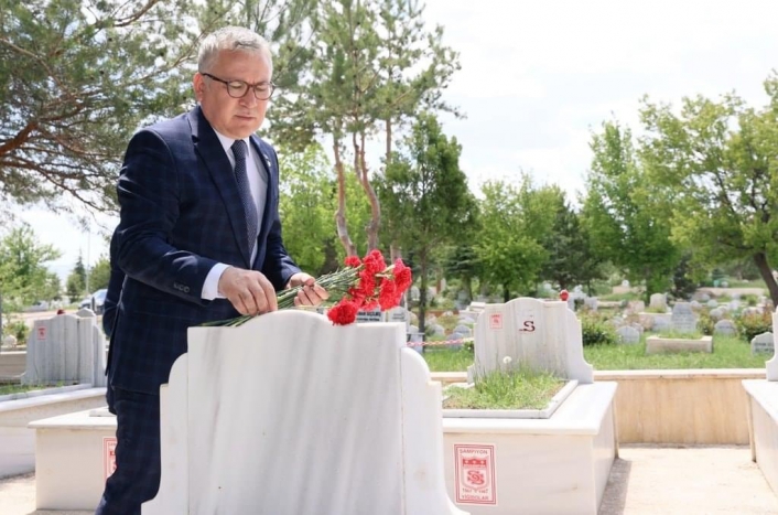 Vali Şimşek, Sivassporlu taraftarların mezarına karanfil bıraktı

