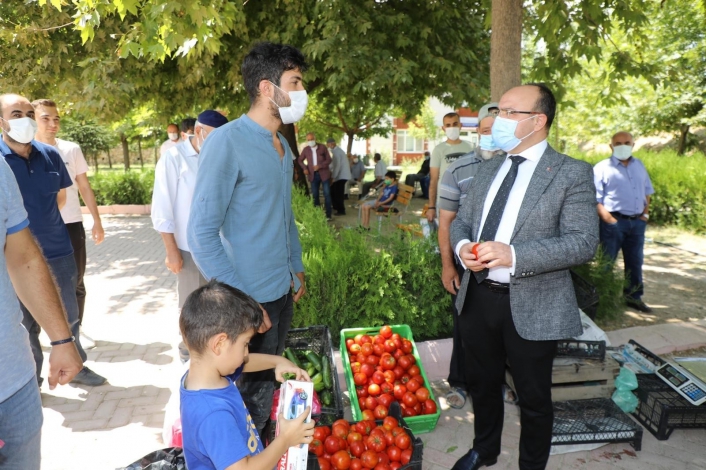 Vali Yırık´tan vatandaşlara anlamlı jest: Tezgahtaki ürünleri alıp halka  ikram etti
