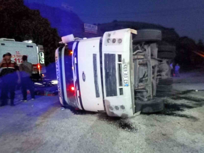 Virajı alamayan kamyon yan yattı: 5 yaralı
