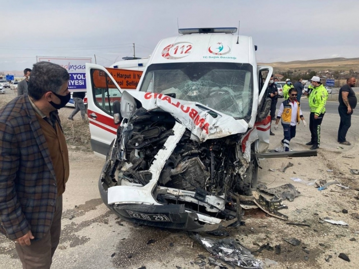 Yaralıları taşıyan ambulans, beton mikserine çaptı: 3´ü sağlıkçı 5 yaralı
