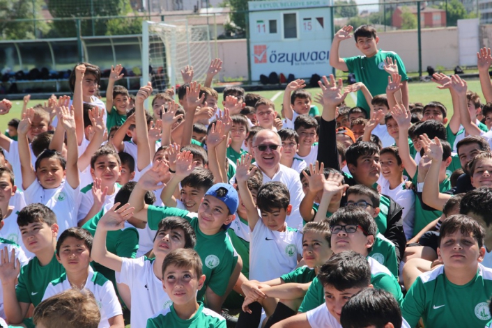 Yaz spor okullarında minik sporcular geleceğe hazırlanıyor

