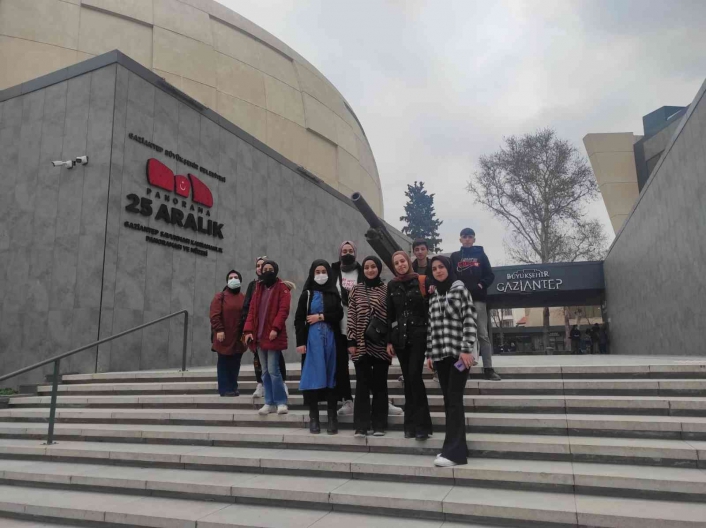 Yazıkonak Belediyesi öğrencileri 25 Aralık Panorama Müzesine götürdü

