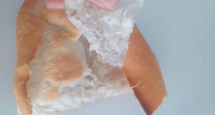 Yemek için aldıkları ekmeğin içerisinde poşet çıktı, neye uğradığını şaşırdı
