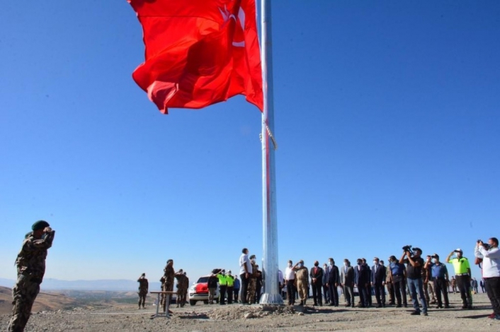 Yeni yapılacak Özel Harekat binası için dev Türk bayrağı
