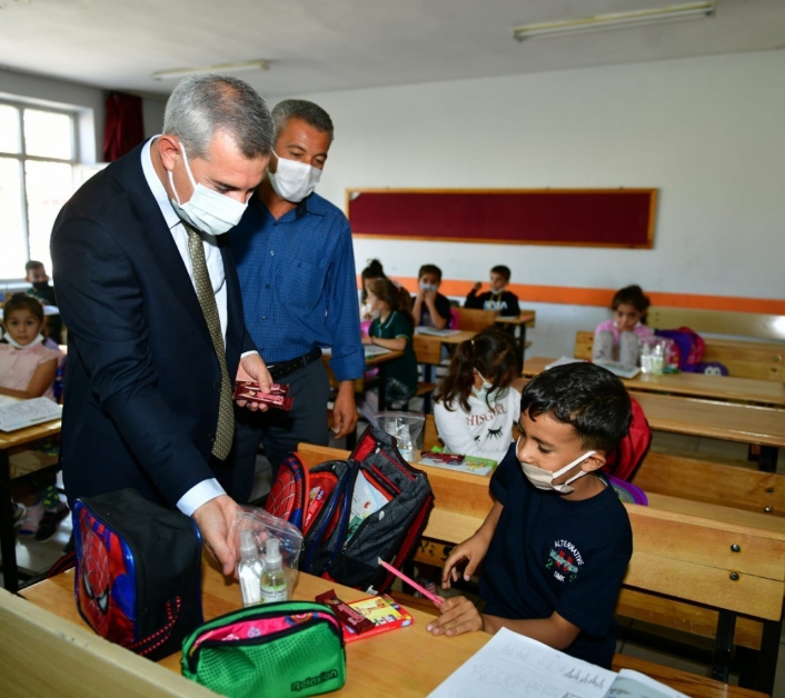Yeşilyurt Belediye Başkanı Mehmet Çınar, okulları ziyaret edip, öğrencilerle buluştu
