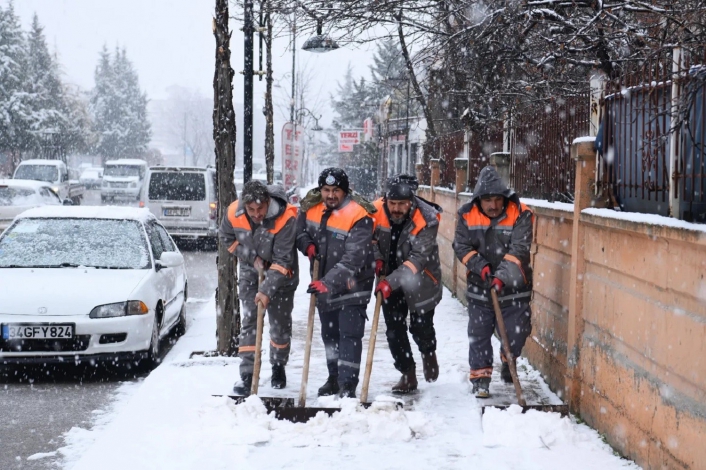 Yeşilyurt Belediyesi ekipleri, kar yağışına hızla müdahale ediyor
