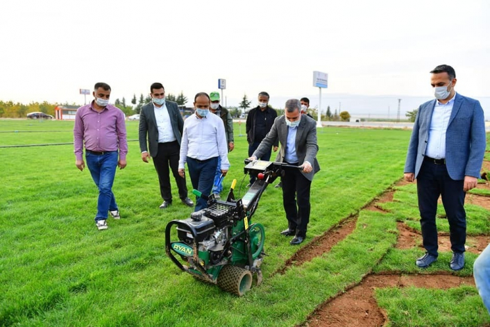 Yeşilyurt Belediyesi, rulo çimlerini kendi üretiyor
