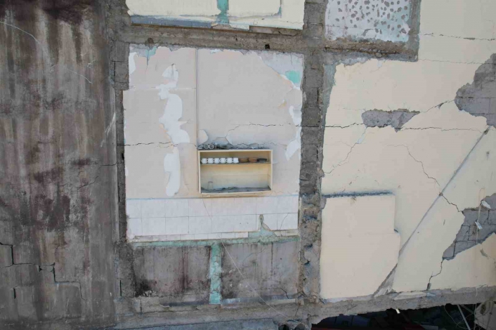 Yıkılan binadan dikkat çeken görüntü: Raftaki fincanlar olduğu gibi kaldı
