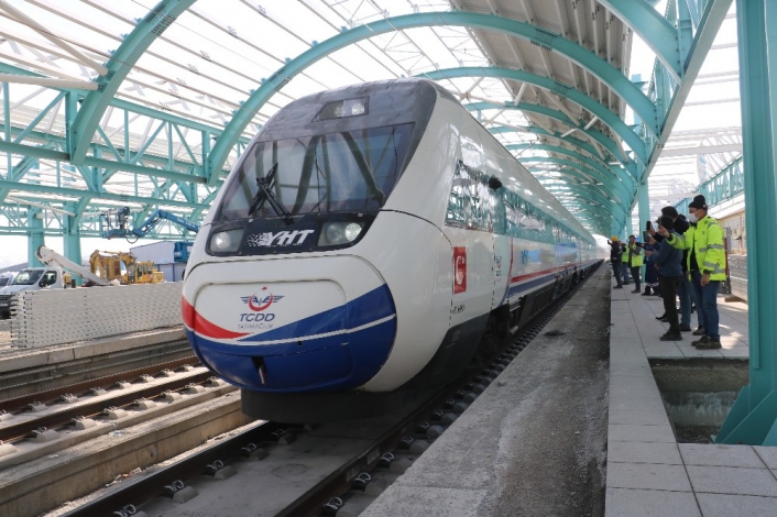 Yüksek Hızlı Tren ilk kez Sivas tren garında
