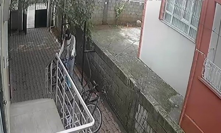 Yüzü maskeli hırsız bahçedeki bisikleti çalıp kayıplara karıştı
