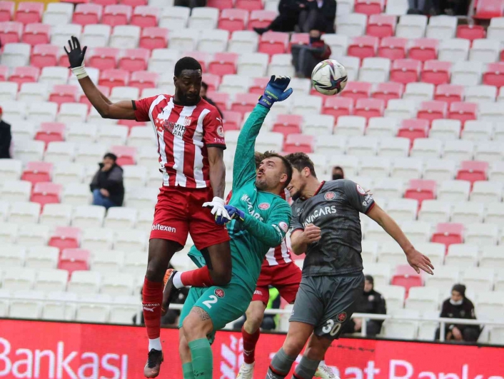 Ziraat Türkiye Kupası: DG Sivasspor: 0 - Karagümrük: 0 (İlk yarı)
